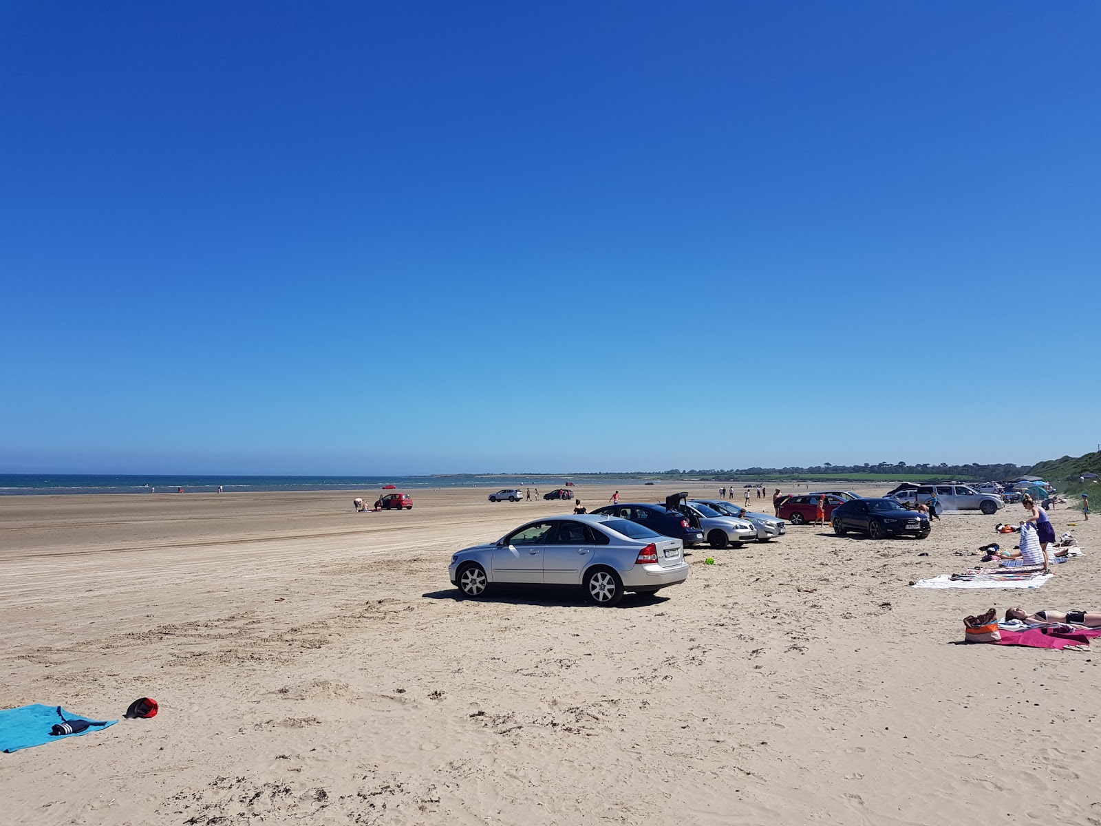 Photo de Gormanston Beach avec rivage droit, long