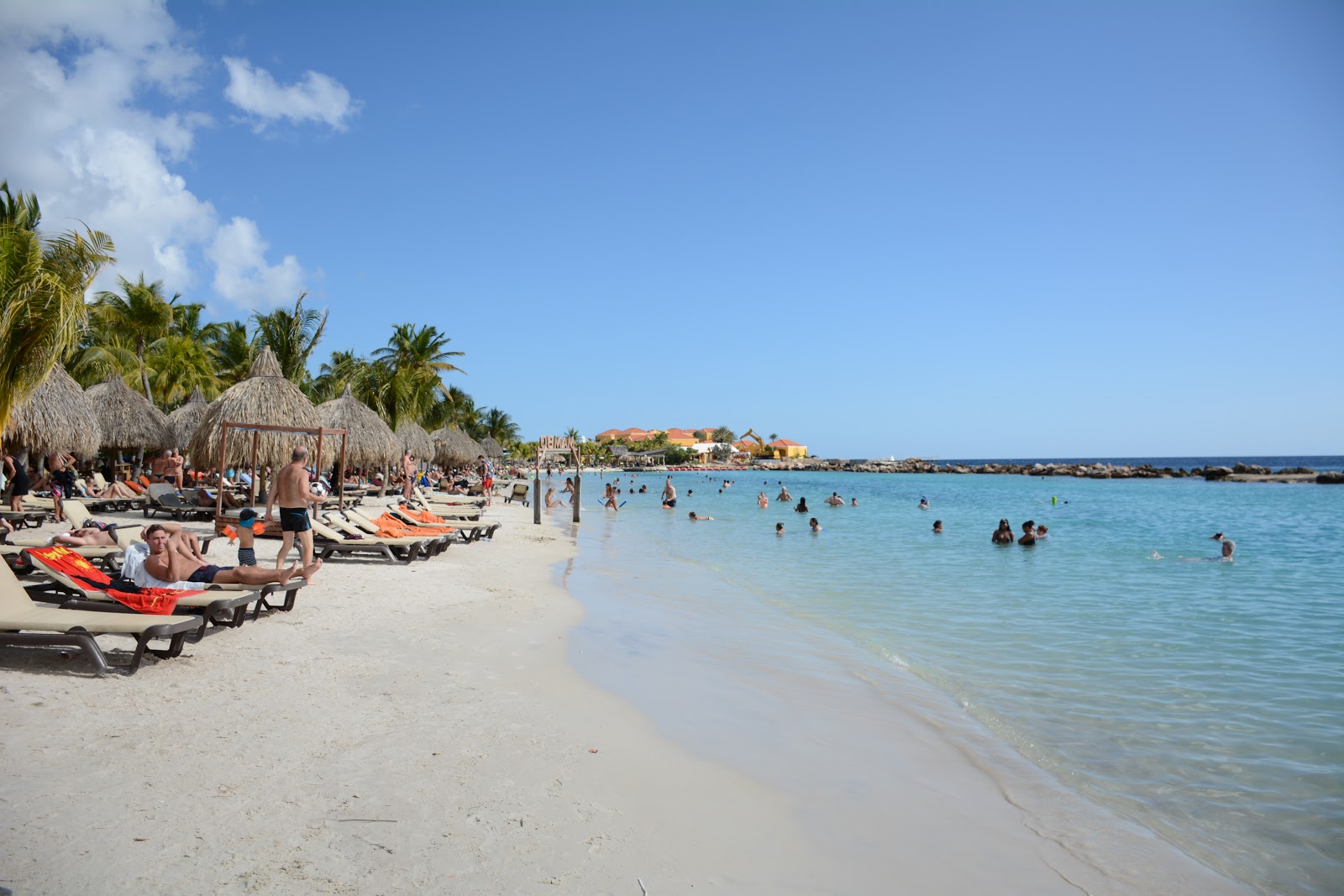 Foto von Mambo Strand mit kleine bucht