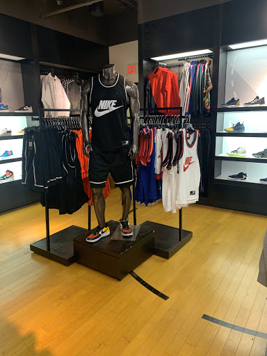 Shoe Store «Foot Locker», reviews and photos, 603 W 47th St, Kansas City, MO 64112, USA