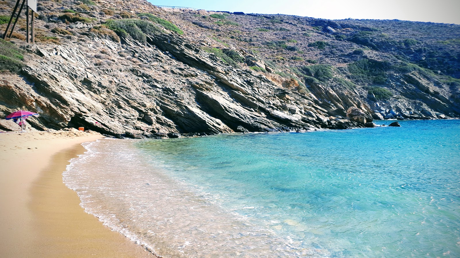 Foto van Loretzaina beach ondersteund door kliffen