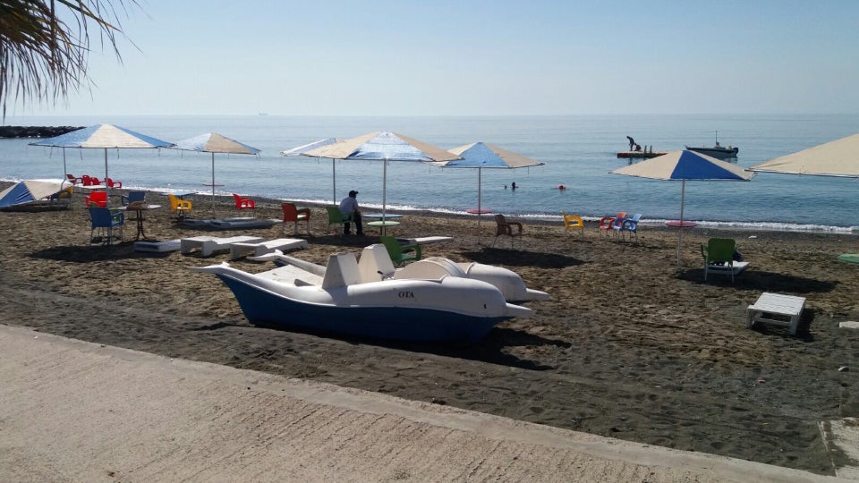 Foto van Derya Sitesi met helder zand oppervlakte