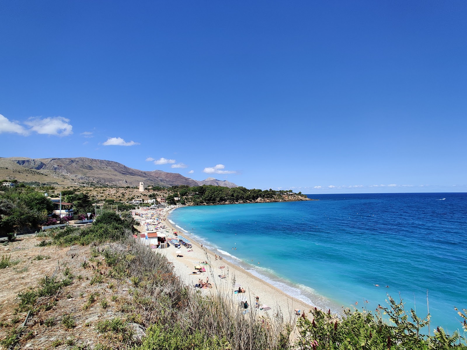 Photo de Plage Guidaloca avec moyenne baie