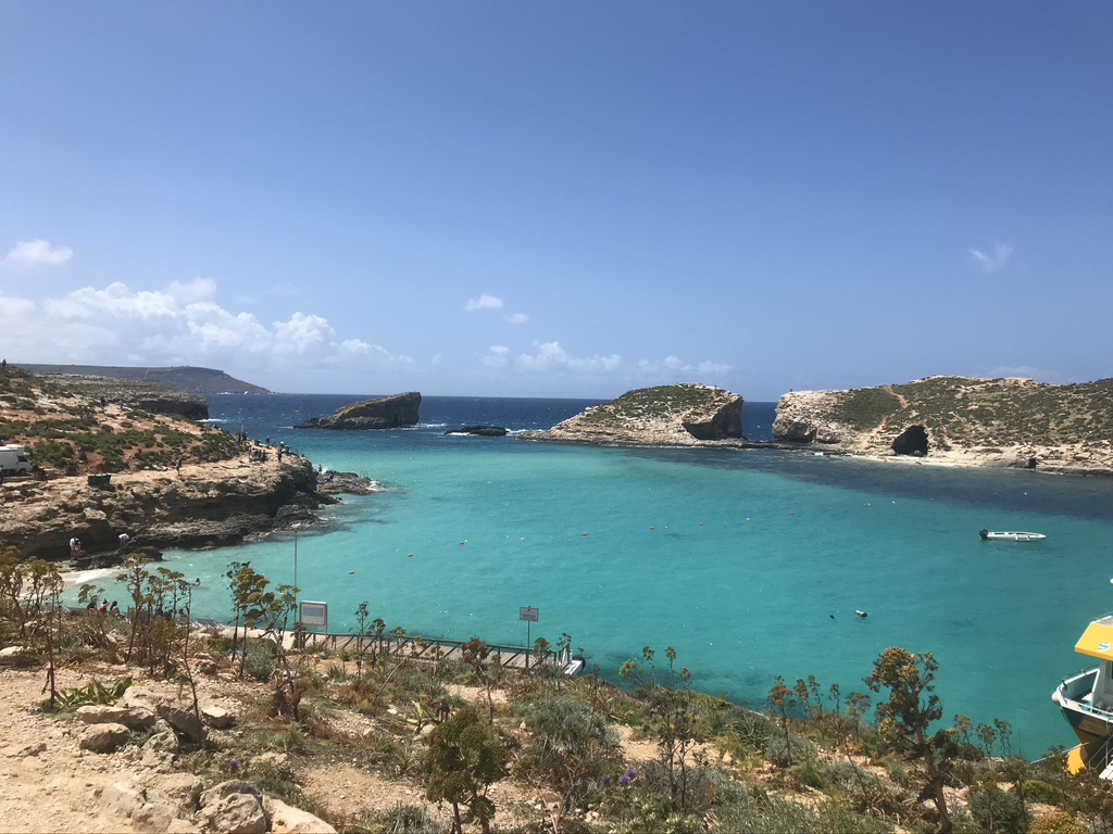 Φωτογραφία του Cominotto Beach με ευθεία ακτή