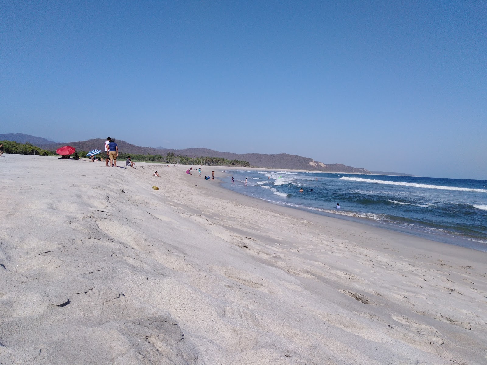Foto di Barra de La Cruz sorretto da scogliere