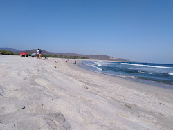 Foto di Barra de La Cruz sorretto da scogliere