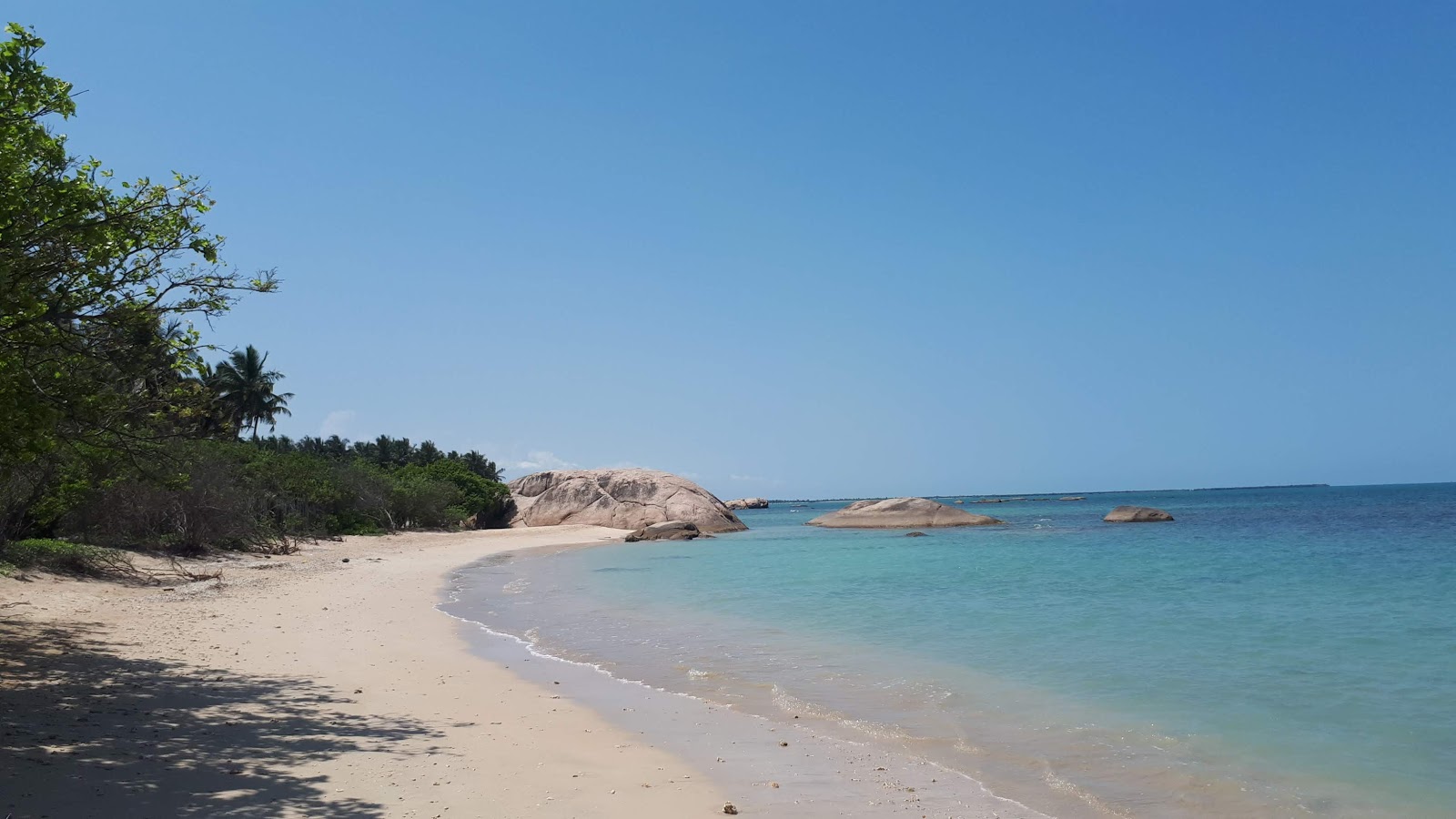 Φωτογραφία του Passikuda beach με μπεζ άμμος επιφάνεια