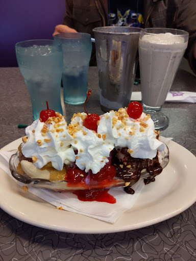 Hamburger Restaurant «Purple Cow Restaurant», reviews and photos, 1055 Ellis Ave, Conway, AR 72032, USA