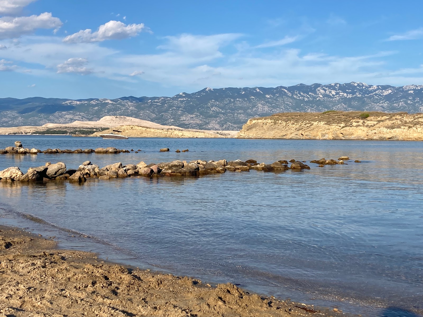 Photo de FKK Stolac Beach - bon endroit convivial pour les animaux de compagnie pour les vacances
