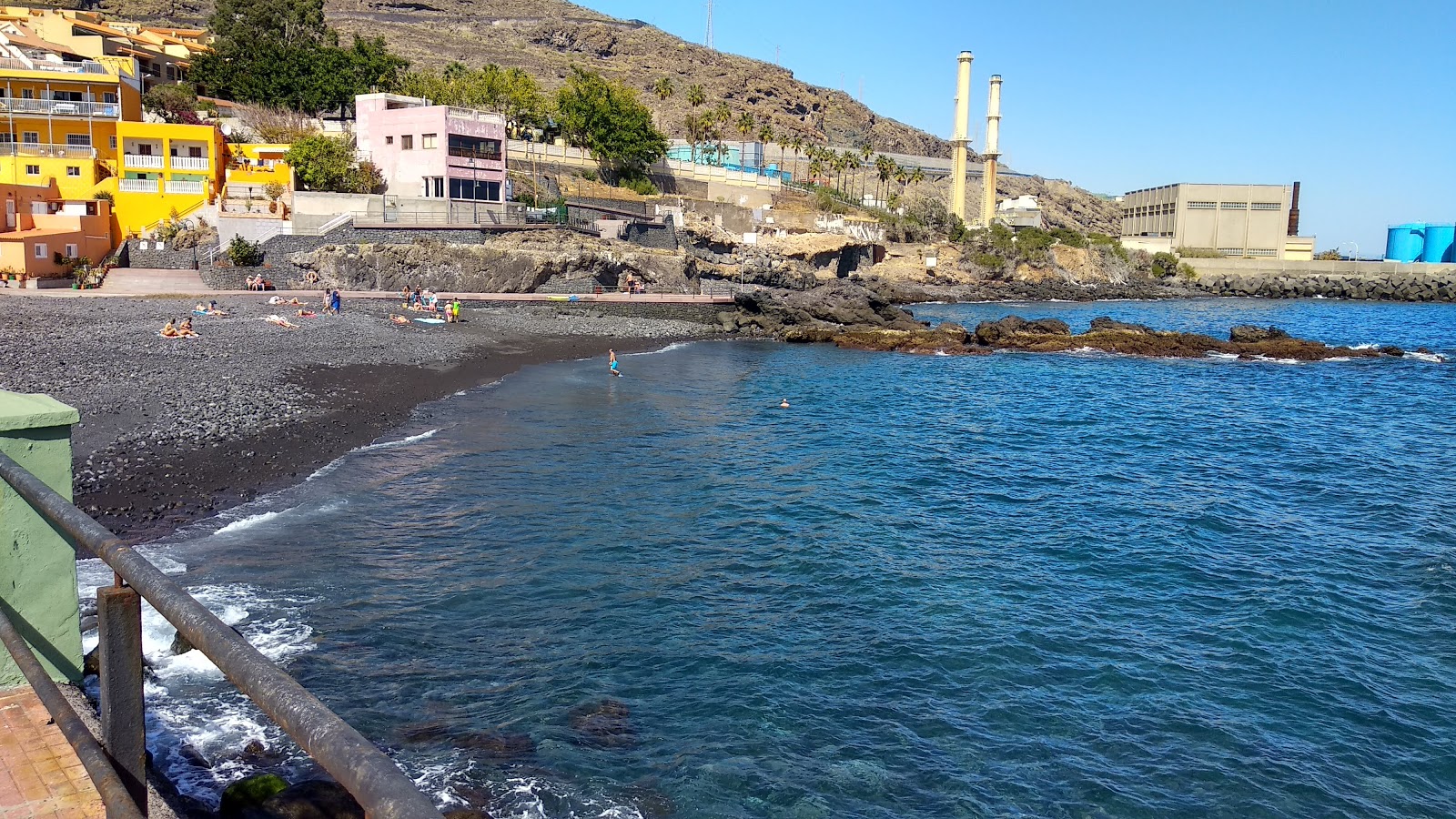 Foto di Playa Las Caletillas con una superficie del sabbia grigia e ciottoli