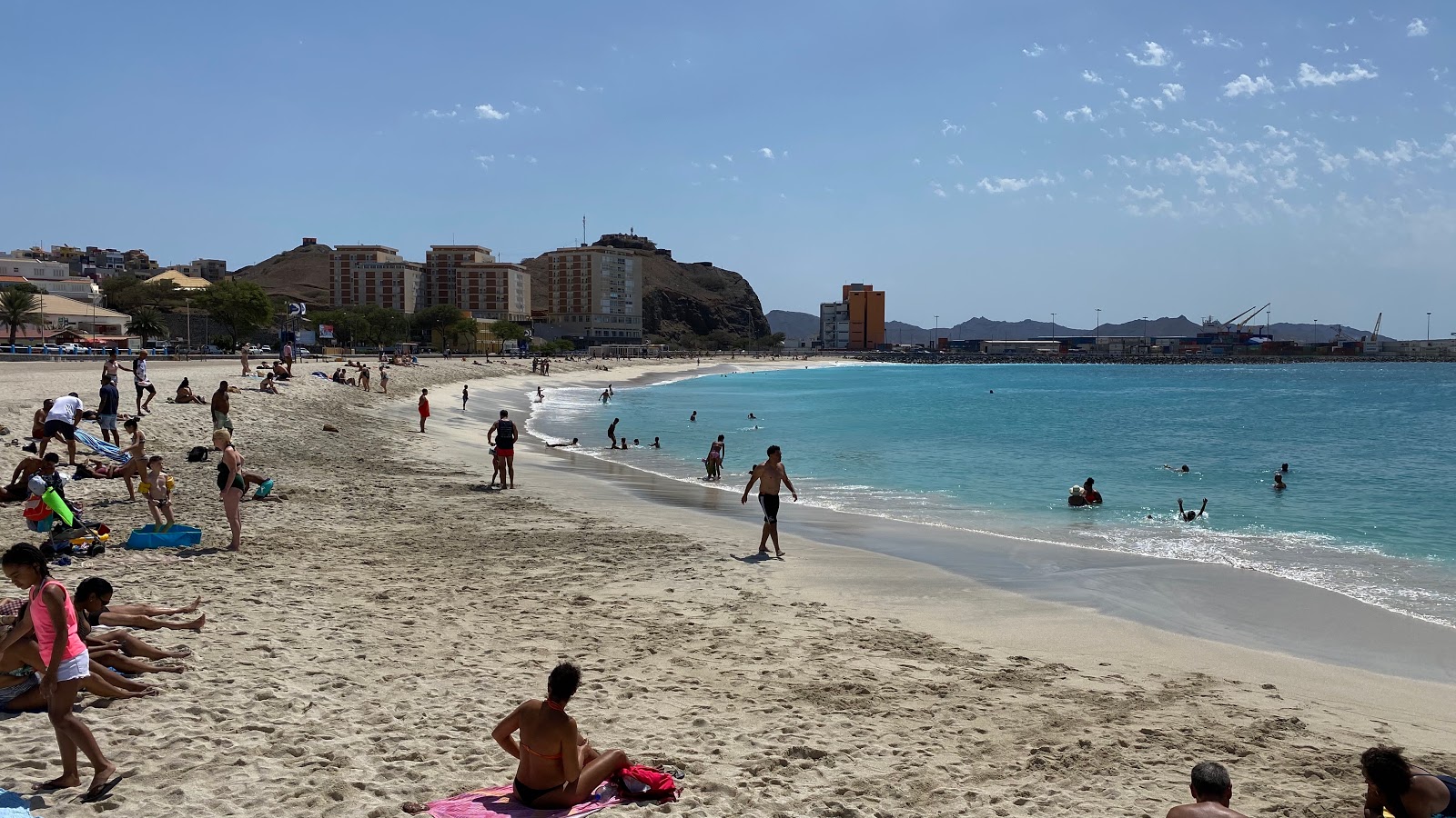 Foto di Laginha Beach con una superficie del sabbia beige