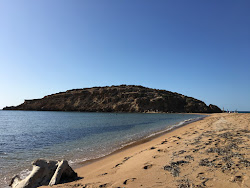 Foto di Plage Sbiate sorretto da scogliere