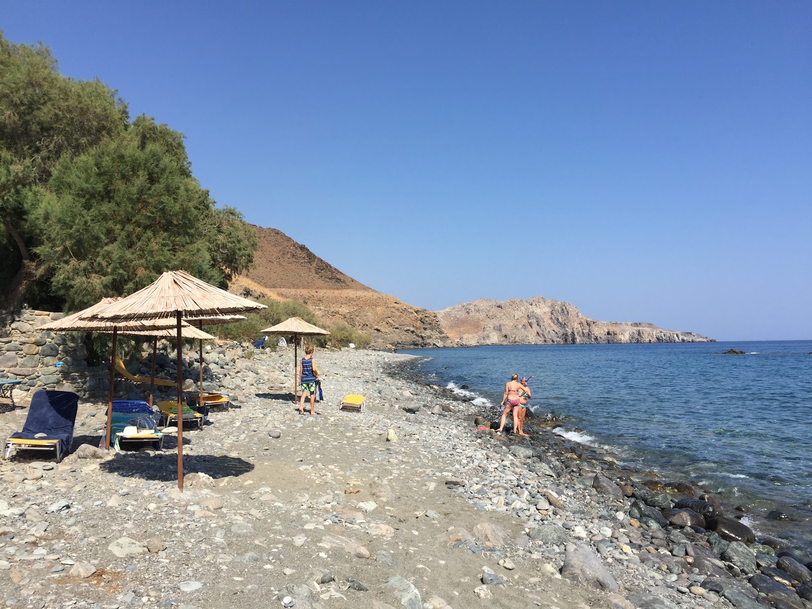 Foto von Paralia Petraki mit grauer sand & felsen Oberfläche