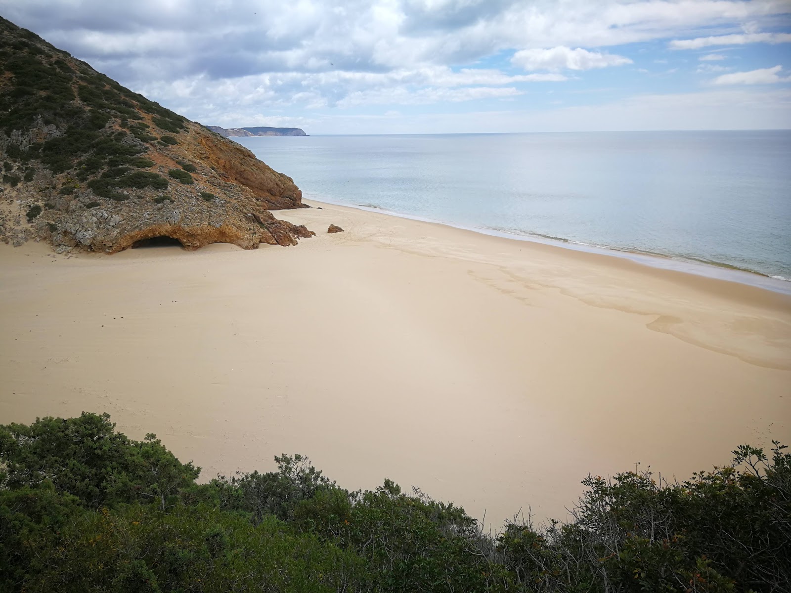 Praia das Furnas'in fotoğrafı dağlarla çevrili