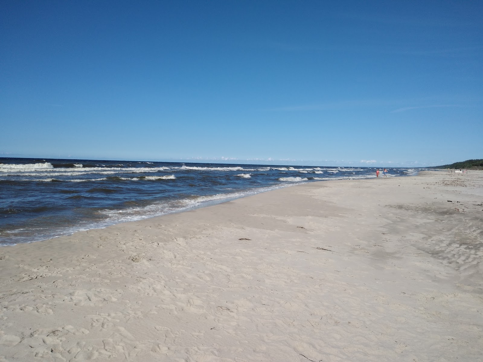 Foto de Przebrno beach - lugar popular entre os apreciadores de relaxamento