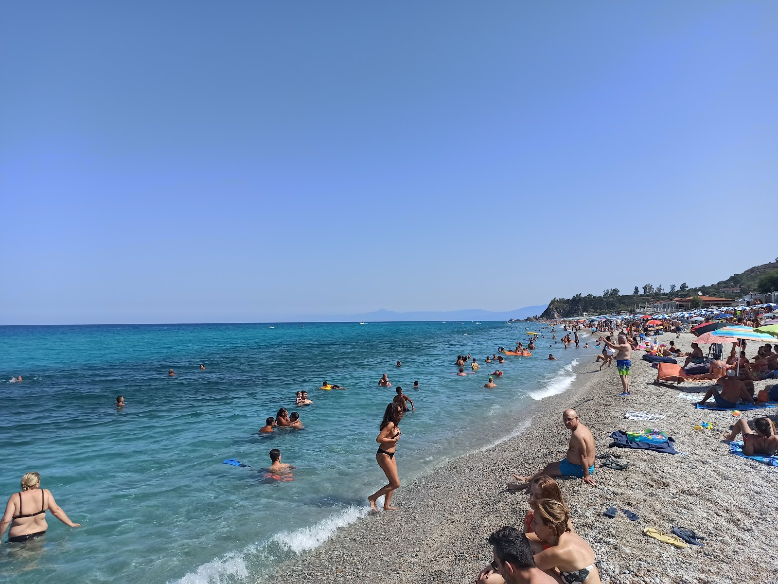 Valokuva Spiaggia di Zambroneista. tukeutunut kallioilla