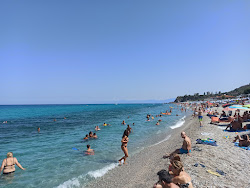Valokuva Spiaggia di Zambroneista. tukeutunut kallioilla