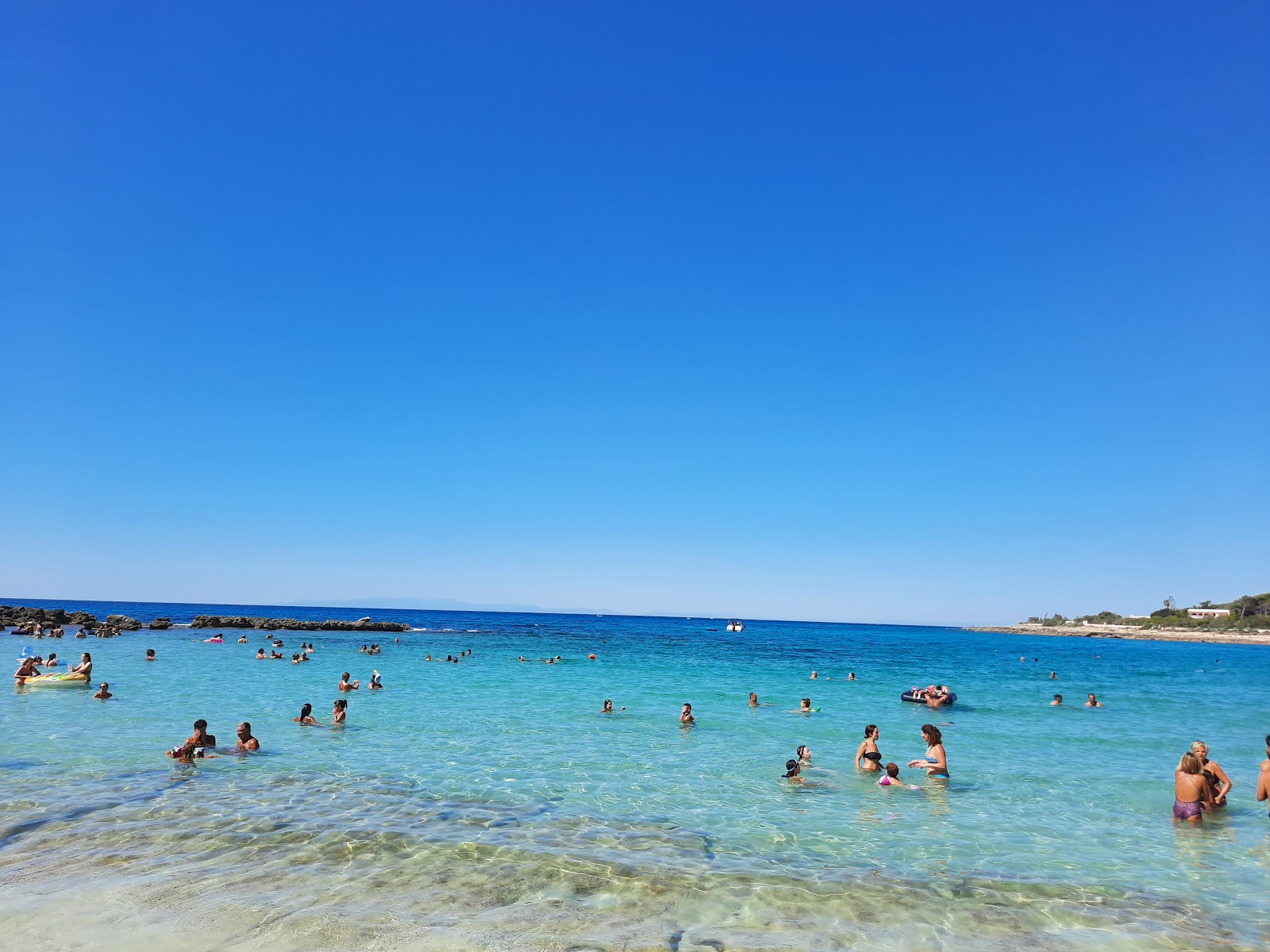 Photo de Spiaggia di Serrone avec plusieurs petites baies