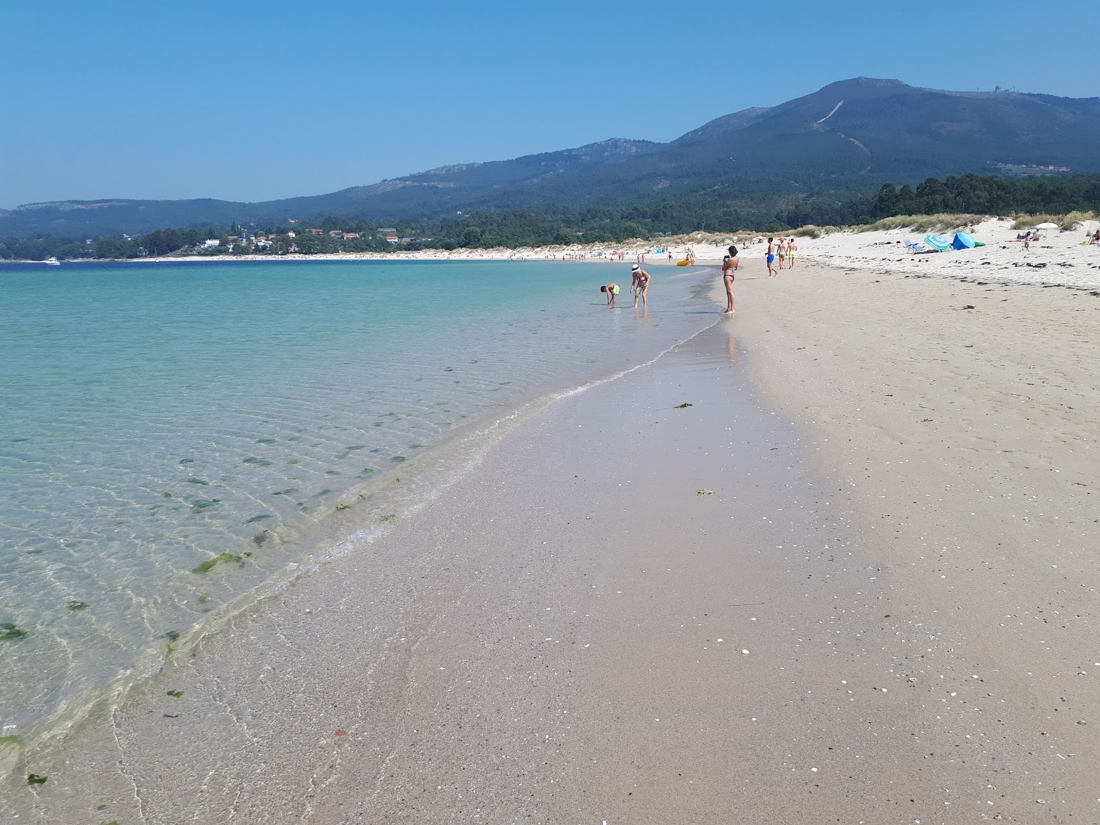 Fotografija Plaža Aguieira z beli fini pesek površino