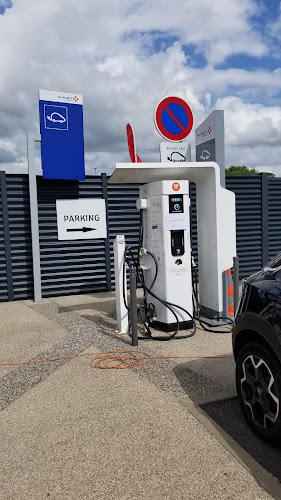 Borne de recharge de véhicules électriques IZIVIA Station de recharge Dampierre-Sous-Brou