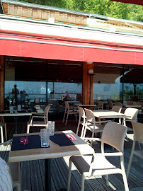 Atmosphère du Restaurant français Restaurant R Du Lac à Bourdeau - n°2