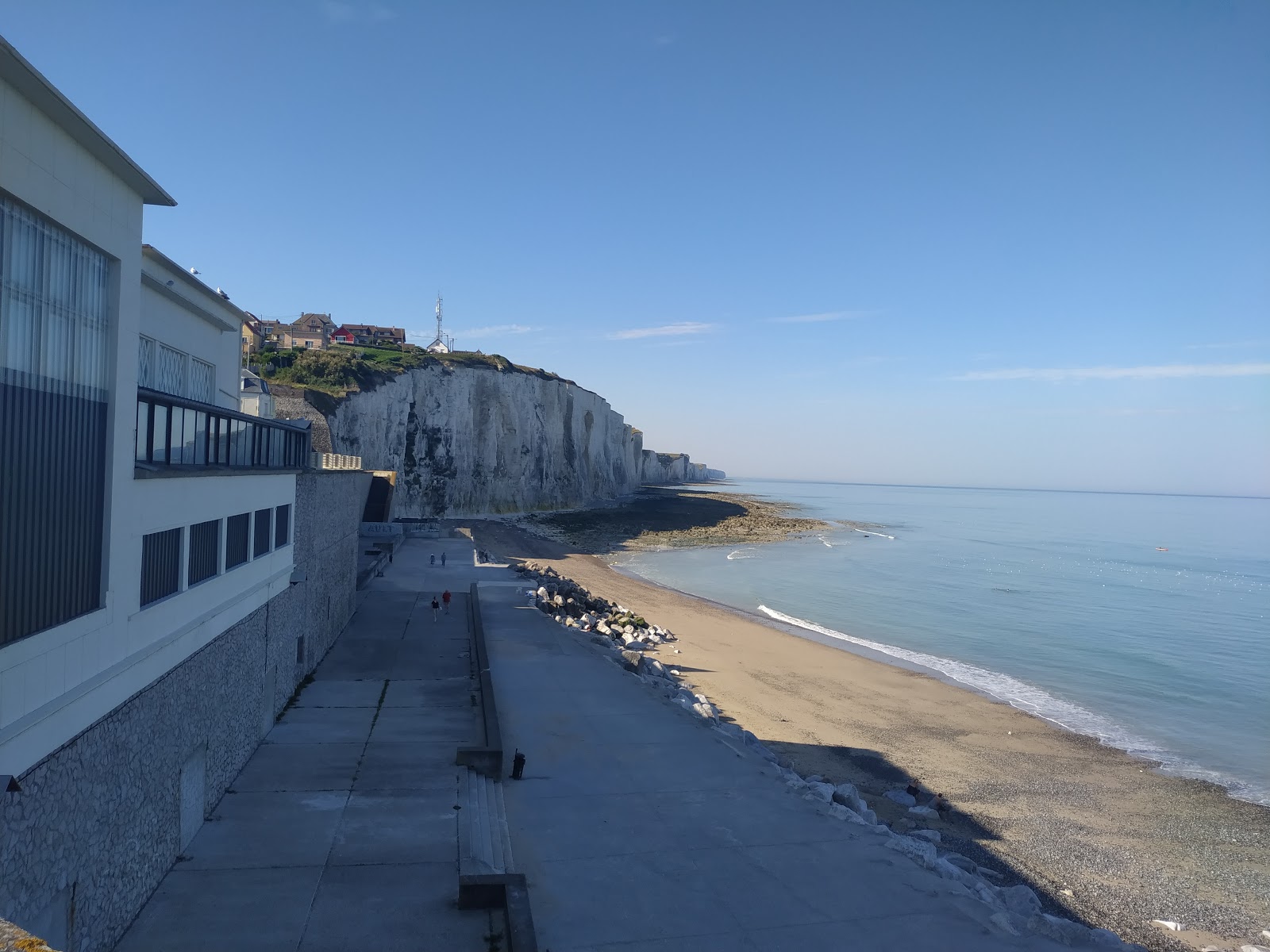 Plage du Bois de Cise'in fotoğrafı dağlarla çevrili