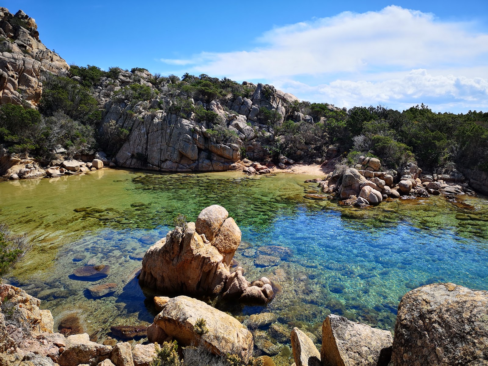 Foto van Cala Genovese met een kleine baai