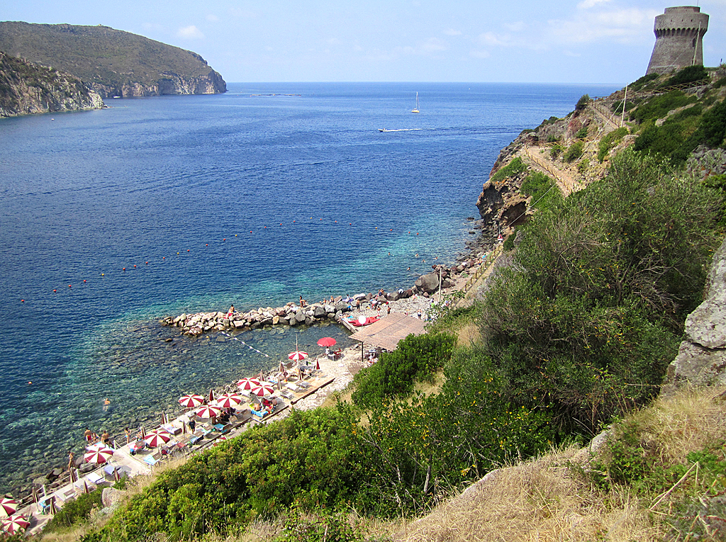 Spiaggia Cala la Grotta'in fotoğrafı taşlar yüzey ile