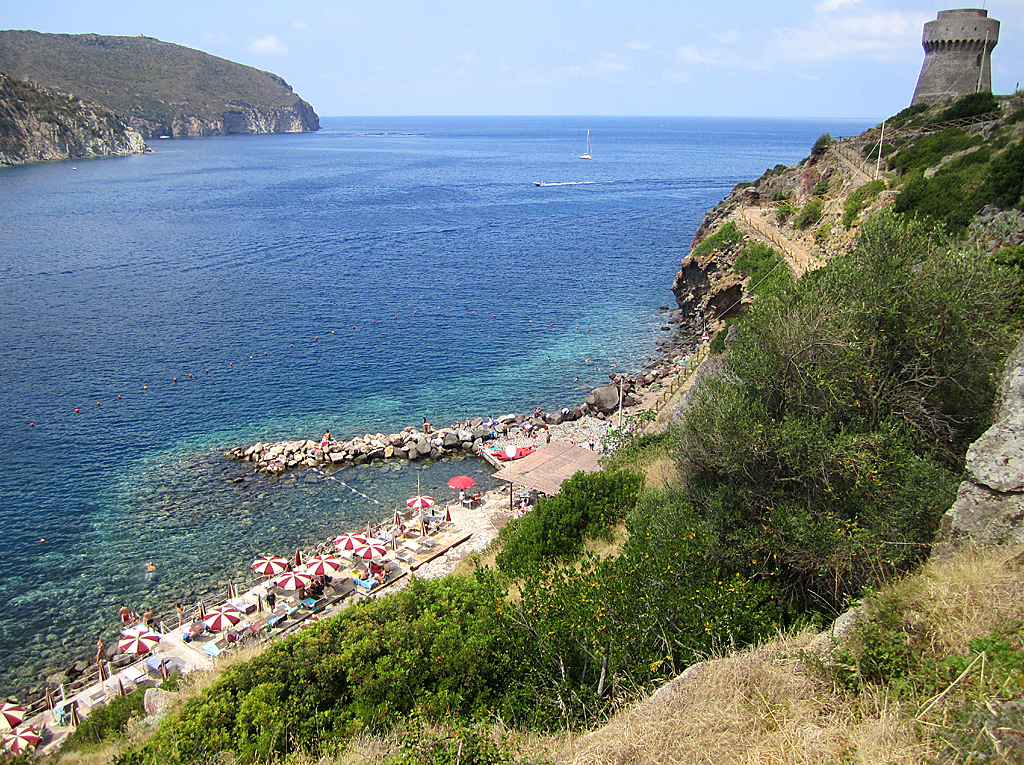 Foto von Spiaggia Cala la Grotta mit graue kiesel Oberfläche