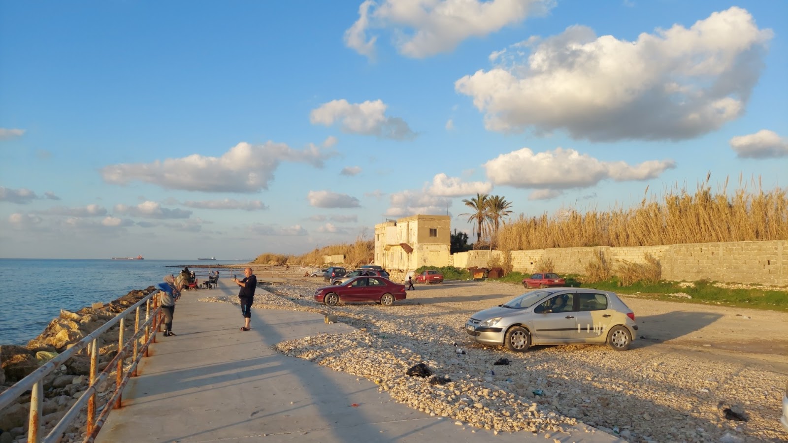 Foto van Baysarieh beach met stenen oppervlakte