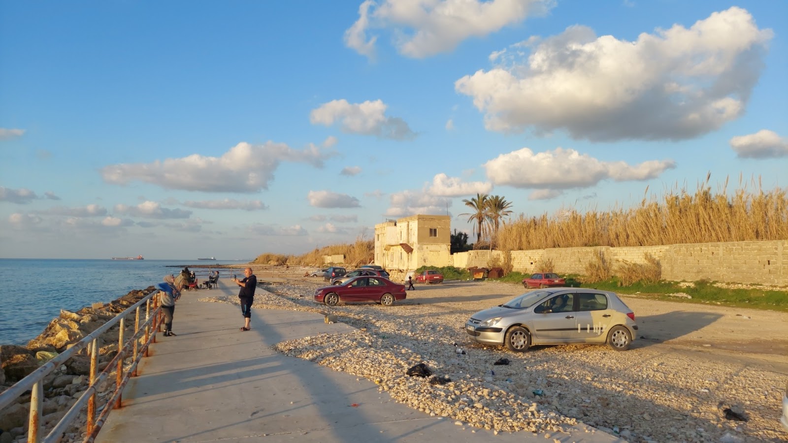 Baysarieh beach的照片 带有岩石地形表面