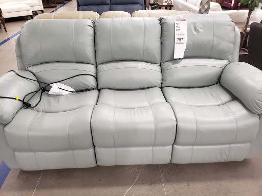 Outlet Store «Rooms To Go Outlet Furniture Store - Seffner», reviews and photos, 11540 E Highway 92, Seffner, FL 33584, USA