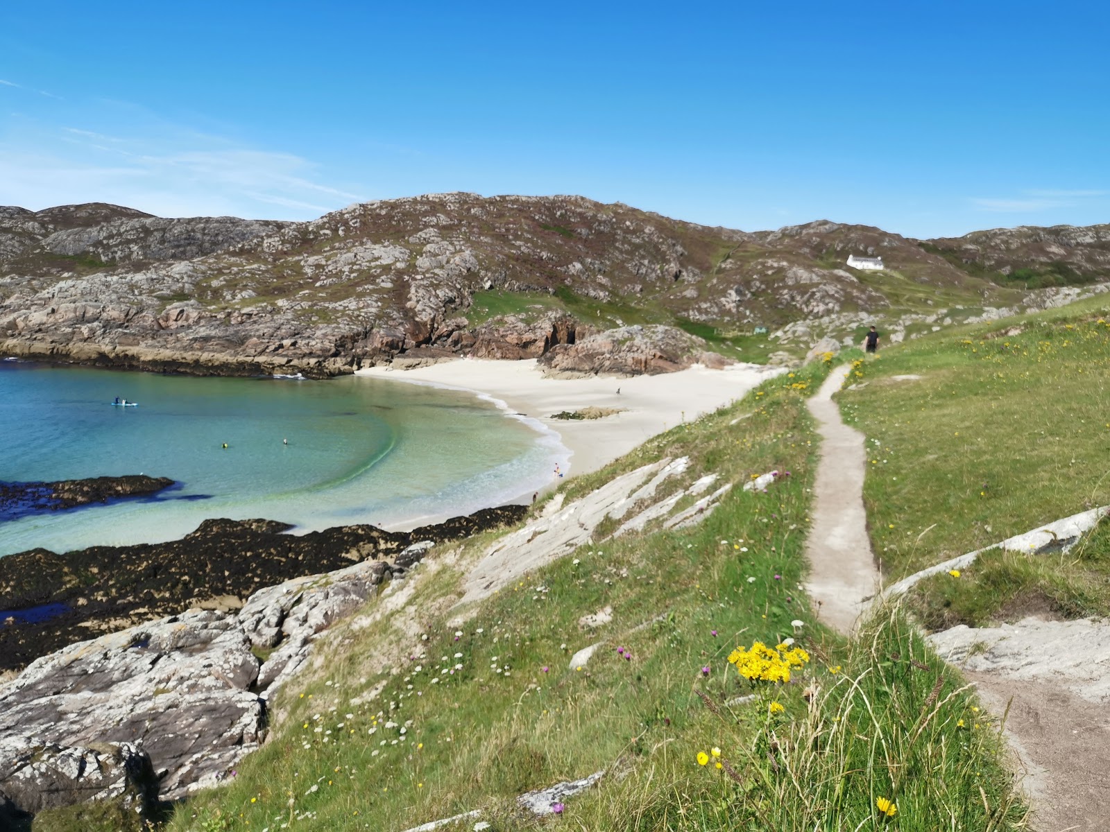 Achmelvich Beach'in fotoğrafı uçurumlarla desteklenmiş