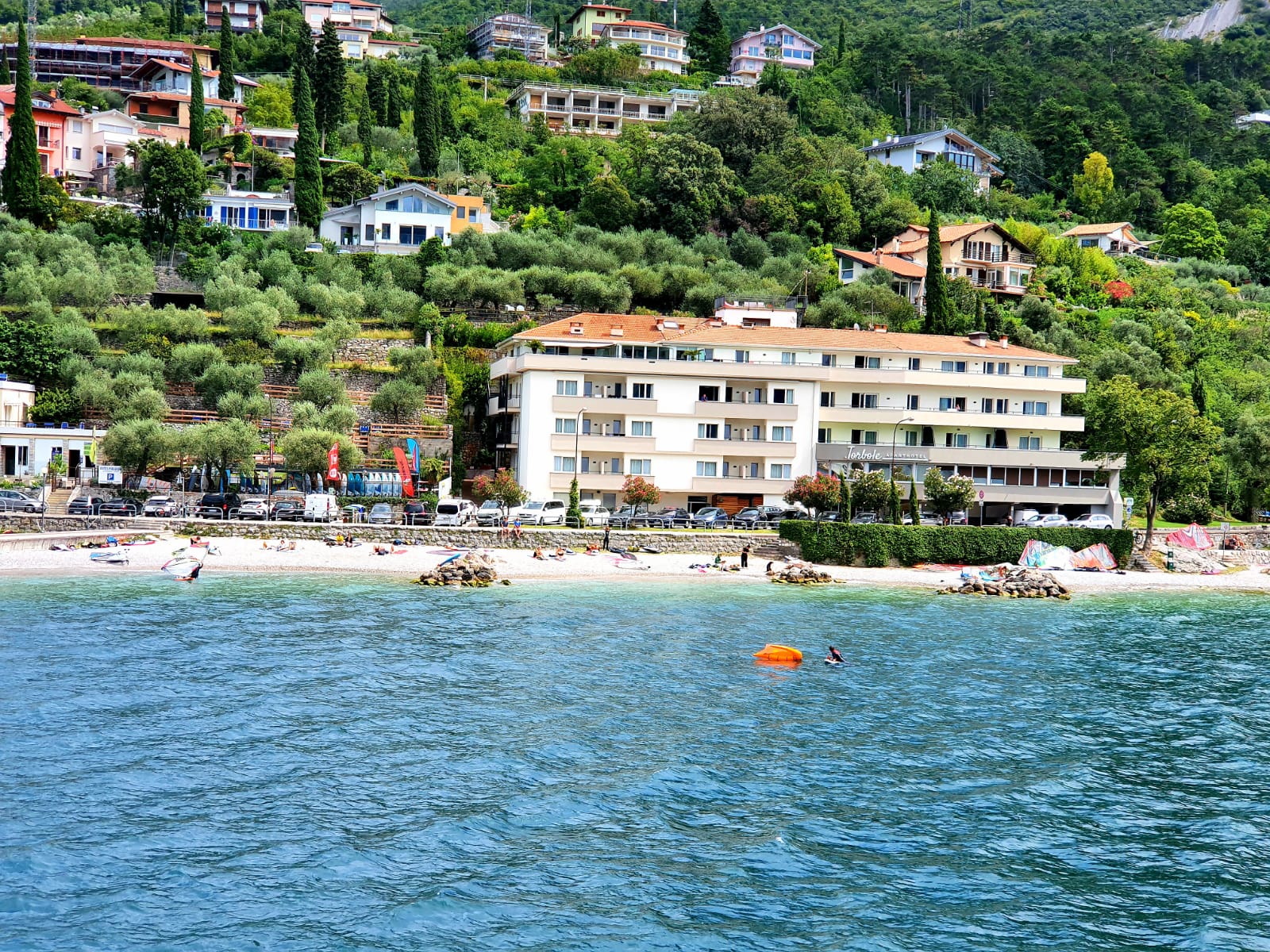 Foto av Torbole Beach med blå rent vatten yta