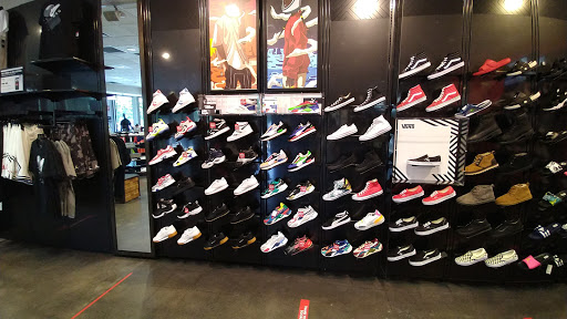 Shoe Store «Foot Locker», reviews and photos, 990 Gulfgate Center Mall, Houston, TX 77087, USA