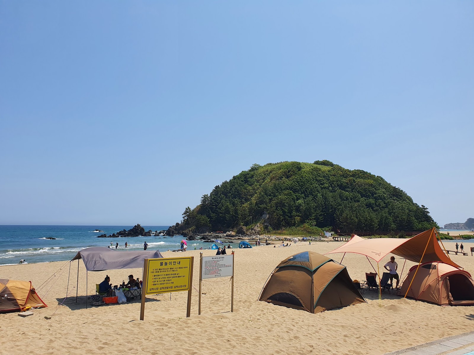 Foto van Maengbang Beach met recht en lang