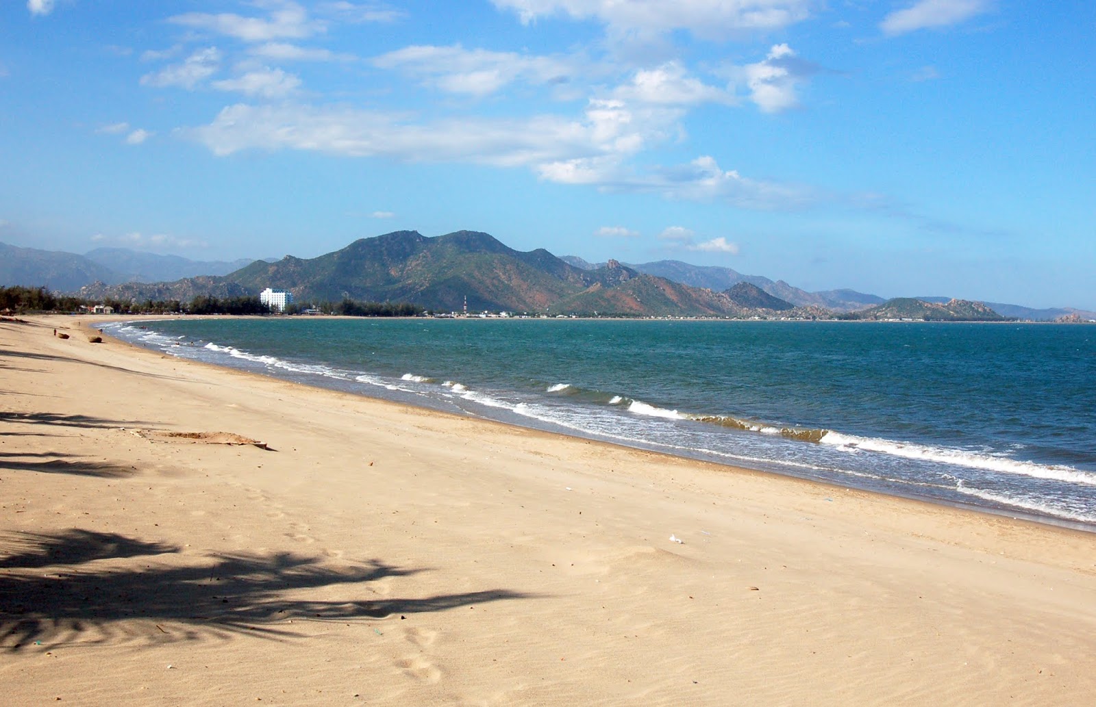 Fotografija Ninh Chu beach z svetel pesek površino