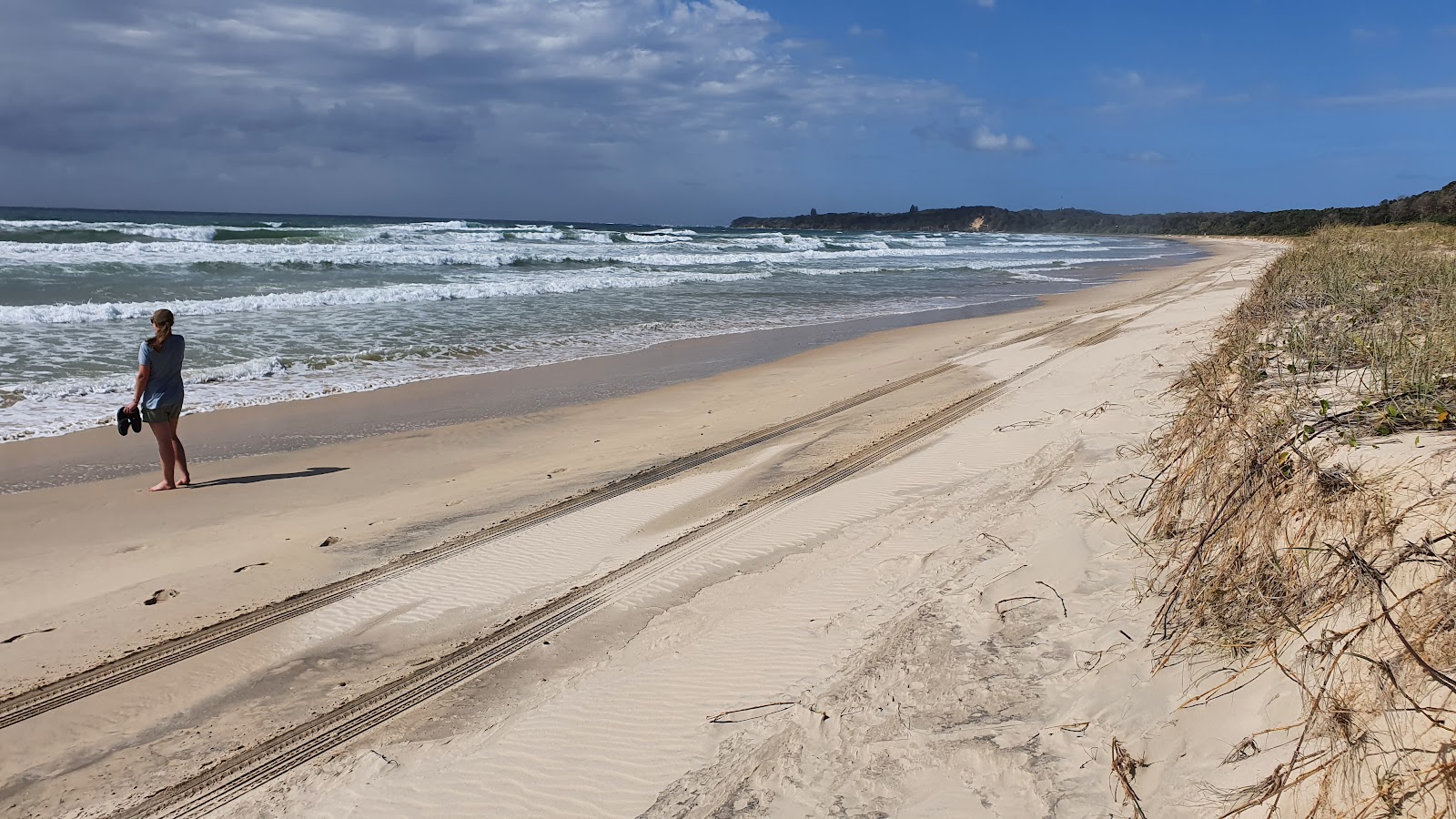 Sandon Beach的照片 带有明亮的沙子表面