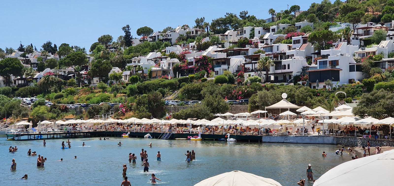 Foto de Aktur Anaplaj Beach - lugar popular entre os apreciadores de relaxamento
