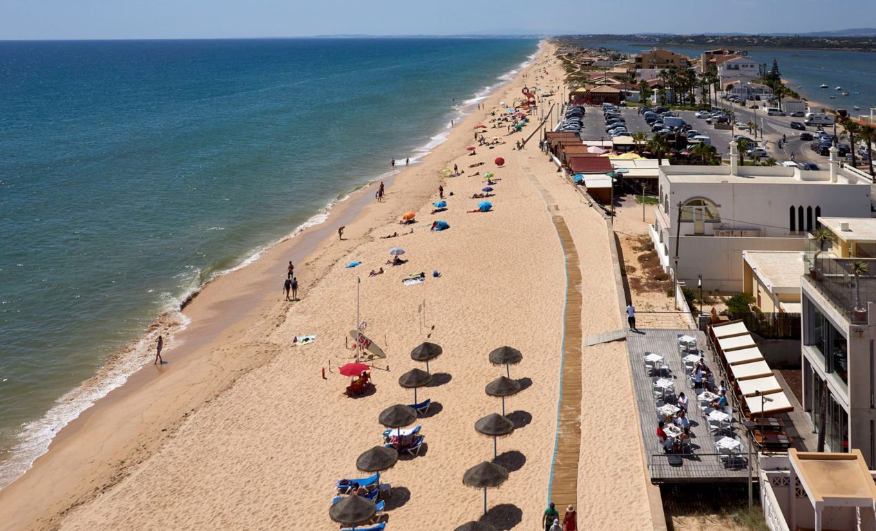 Foto van Faro Strand met turquoise puur water oppervlakte