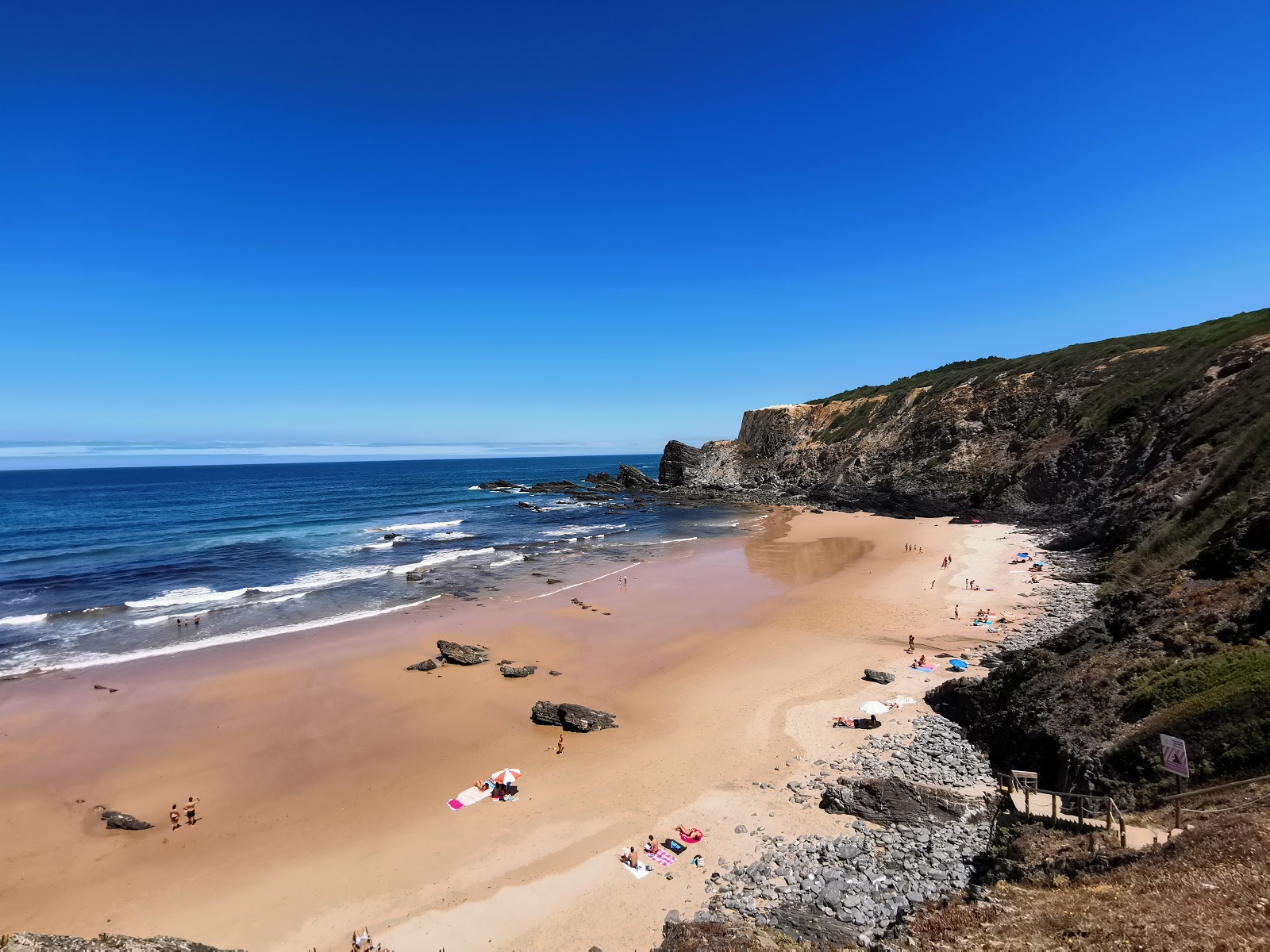 Foto av Praia da Amalia med fin beige sand yta