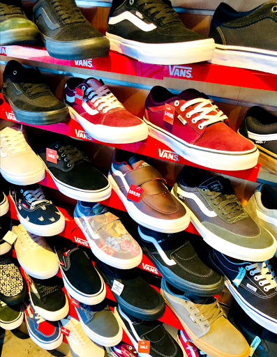 Shoe Store «Vans Store - Torrance», reviews and photos, 2528 Torrance Blvd, Torrance, CA 90503, USA