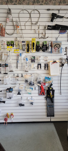 SCUBA Instructor «WOODS & WATER OUTDOOR SPORTS CENTER», reviews and photos, 124 Edwards Ave, Brandon, FL 33510, USA