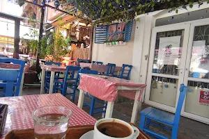 Mavi Beyaz Boncuk Kafe image