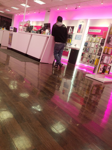 Cell Phone Store «T-Mobile», reviews and photos, 1418 Blackiston Mill Rd Suite 100, Clarksville, IN 47129, USA