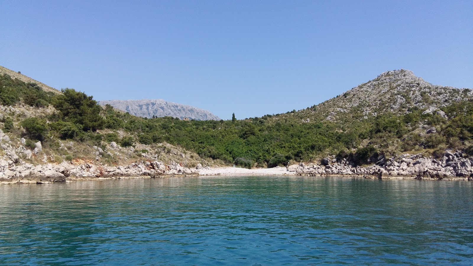 Fotografie cu Bigovica beach amplasat într-o zonă naturală