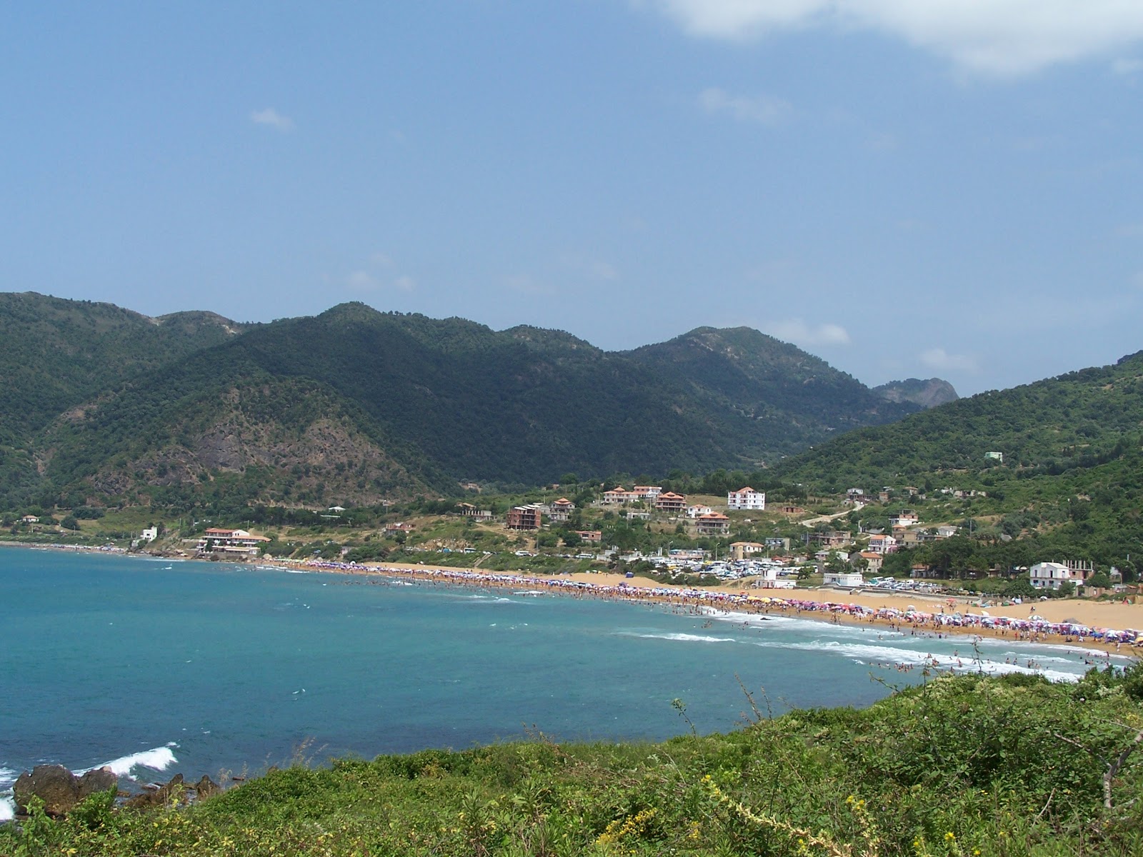 Φωτογραφία του Aftis Beach υποστηρίζεται από βράχους
