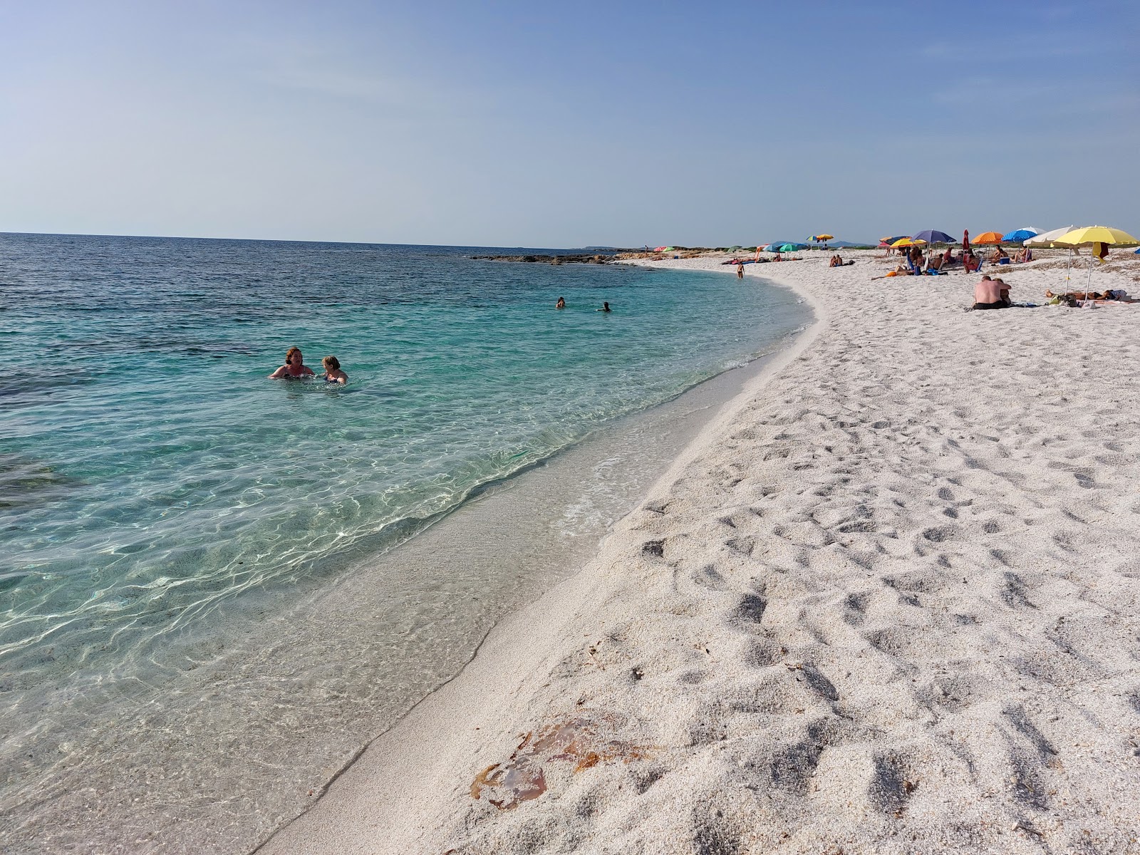 Valokuva Spiaggia Corrighiasista. pinnalla kirkas hiekka:n kanssa