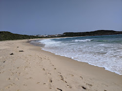 Ghosties Beach'in fotoğrafı dağlarla çevrili