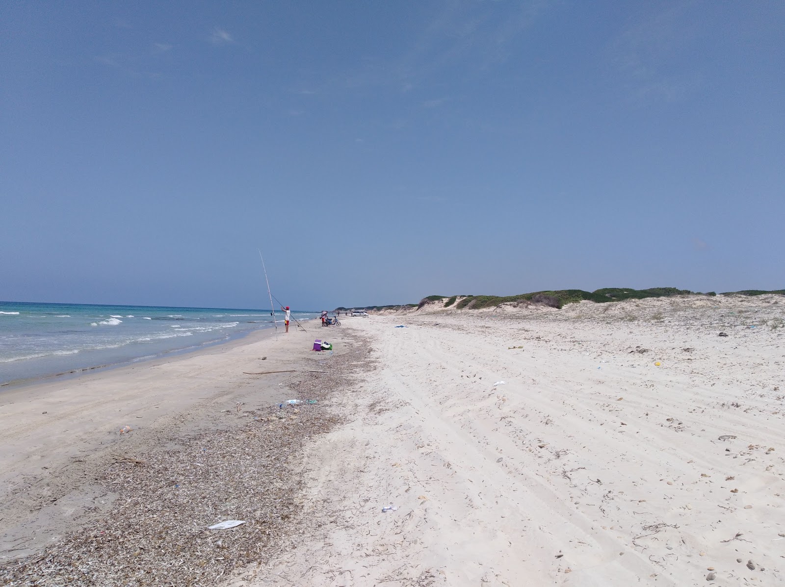 Fotografie cu Monotonous Beach cu o suprafață de nisip strălucitor