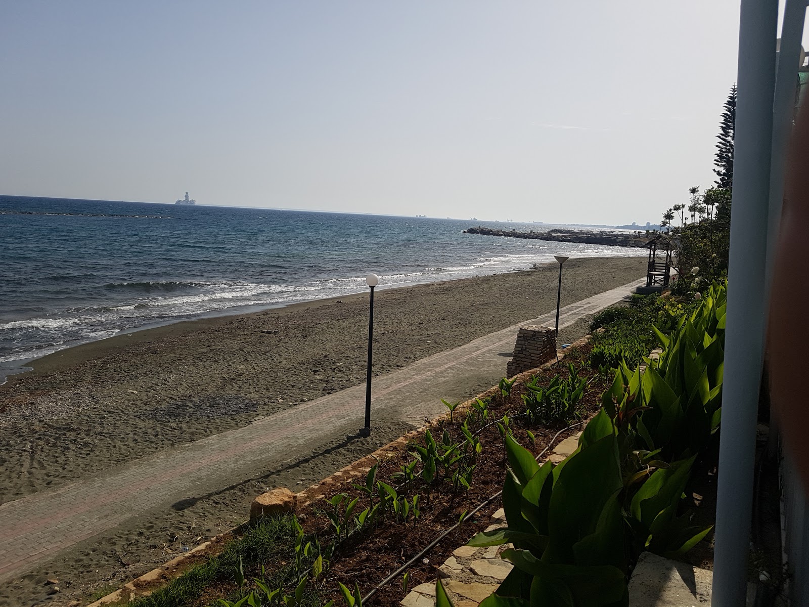 Loures Beach - Blue Flag'in fotoğrafı - rahatlamayı sevenler arasında popüler bir yer